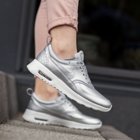 🆒🚺 NIKE AIR MAX IN METALLIC SILVER 🚺🆒 - Picture 3 of 16